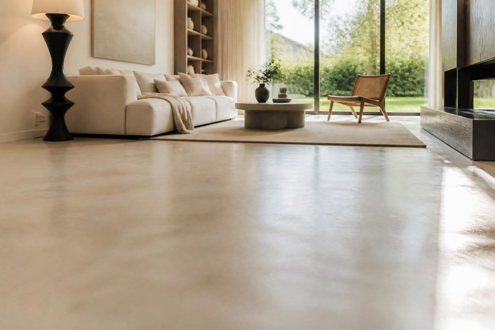 Naadloze beige PU gietvloer in een lichte moderne woonkamer